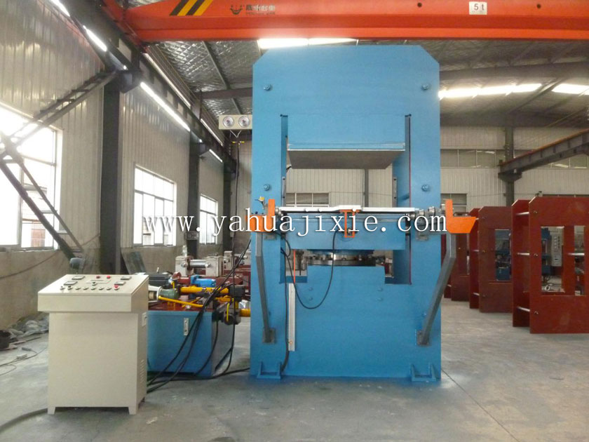 帶自動推拉模裝置硫化機(jī)