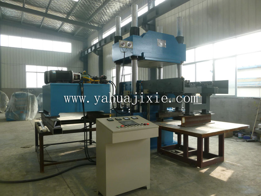 PLC控制帶自動(dòng)推拉模裝置硫化機(jī)